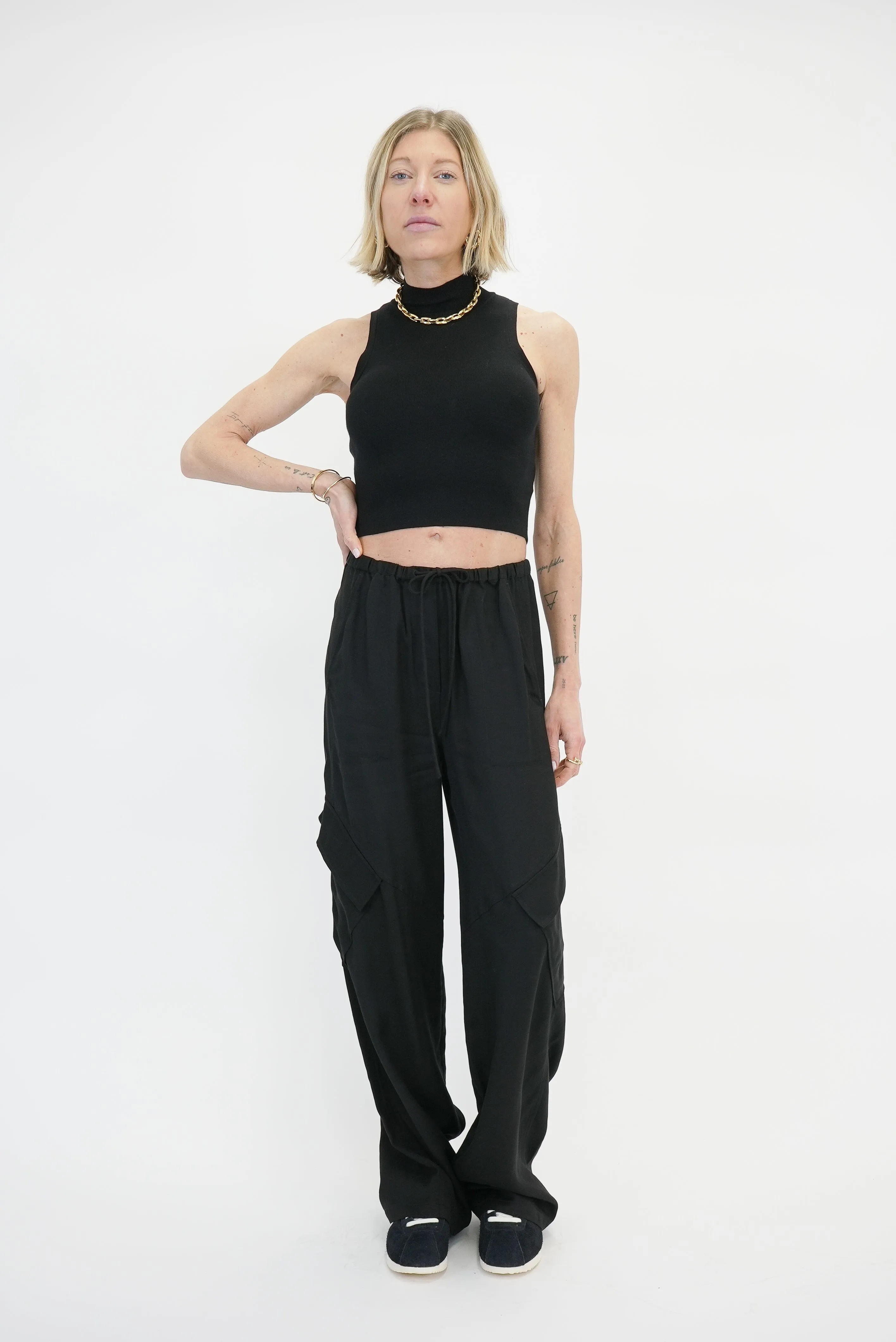 TARY SLEEVELESS TURTLENECK CROP TOP