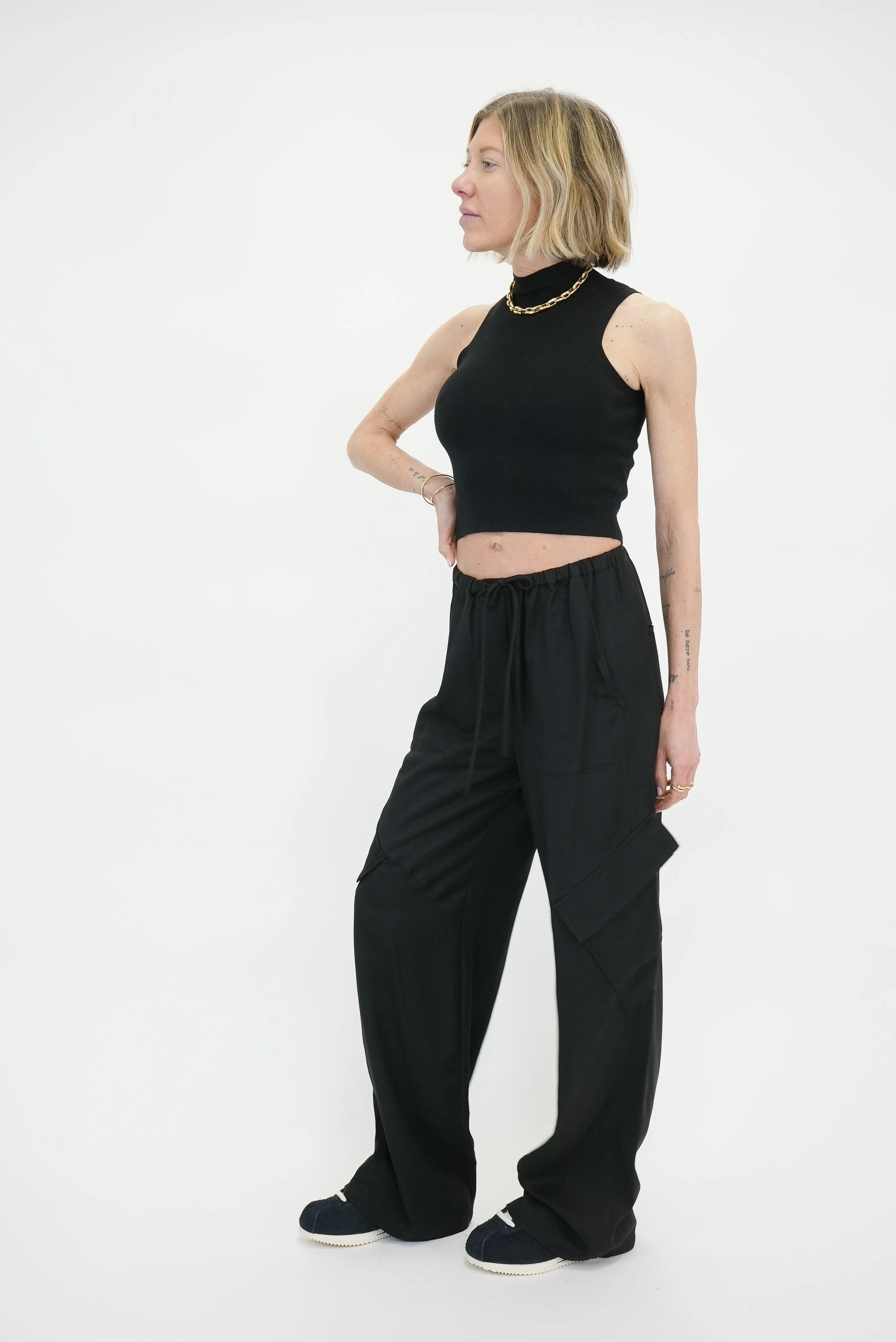 TARY SLEEVELESS TURTLENECK CROP TOP