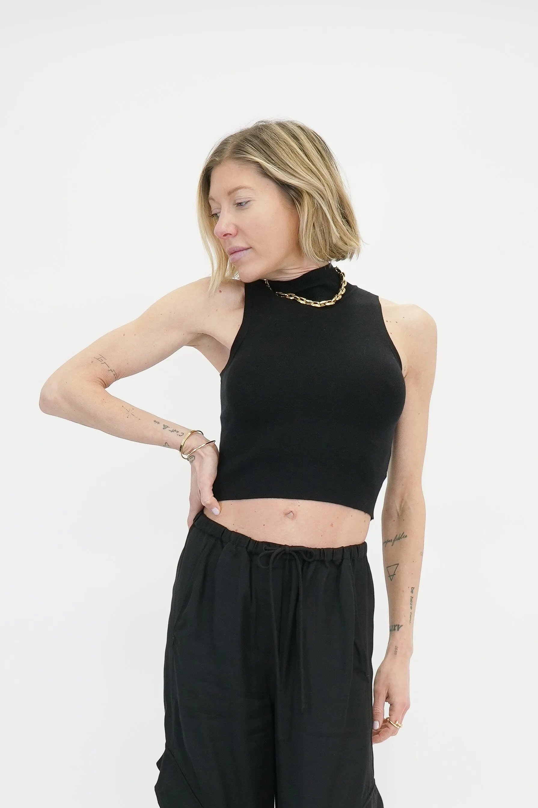 TARY SLEEVELESS TURTLENECK CROP TOP